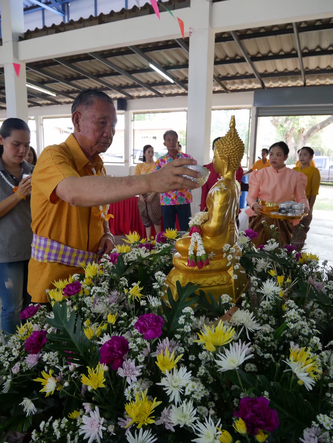 ประเพณีสงกรานต์รดน้ำขอพรผู้สูงอายุ